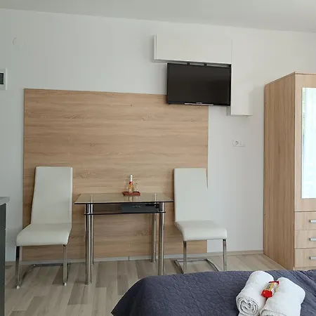Ujhely Apartmanhaz * シオーフォク