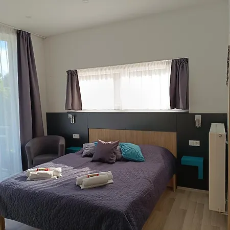 Ujhely Apartmanhaz * シオーフォク