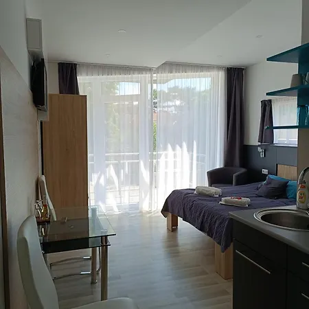 Ujhely Apartmanhaz アパート *