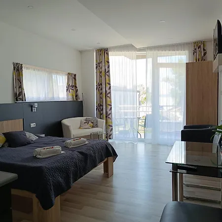 Ujhely Apartmanhaz * シオーフォク