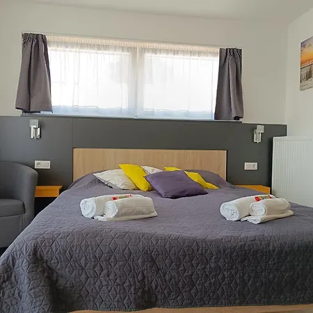 Ujhely Apartmanhaz Lejlighed