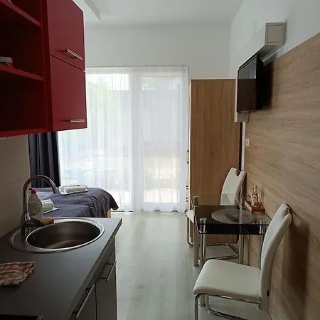 Ujhely Apartmanhaz シオーフォク