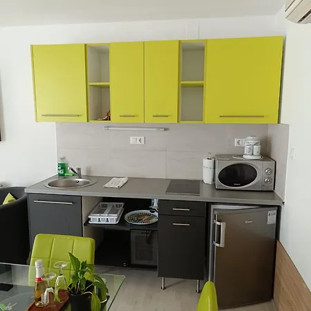 Ujhely Apartmanhaz Lejlighed