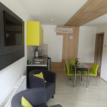 Ujhely Apartmanhaz * シオーフォク