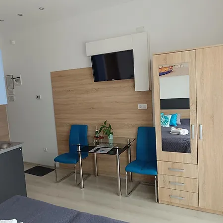 Ujhely Apartmanhaz * シオーフォク