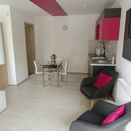 Ujhely Apartmanhaz シオーフォク