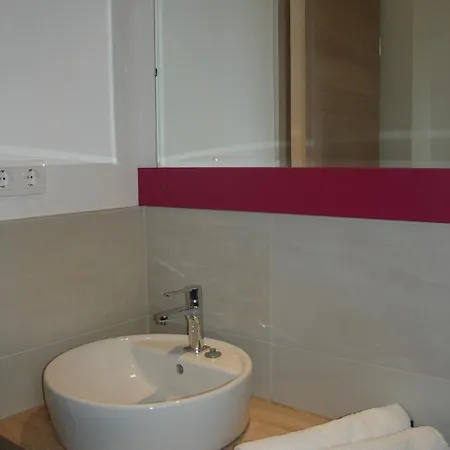 Ujhely Apartmanhaz * シオーフォク